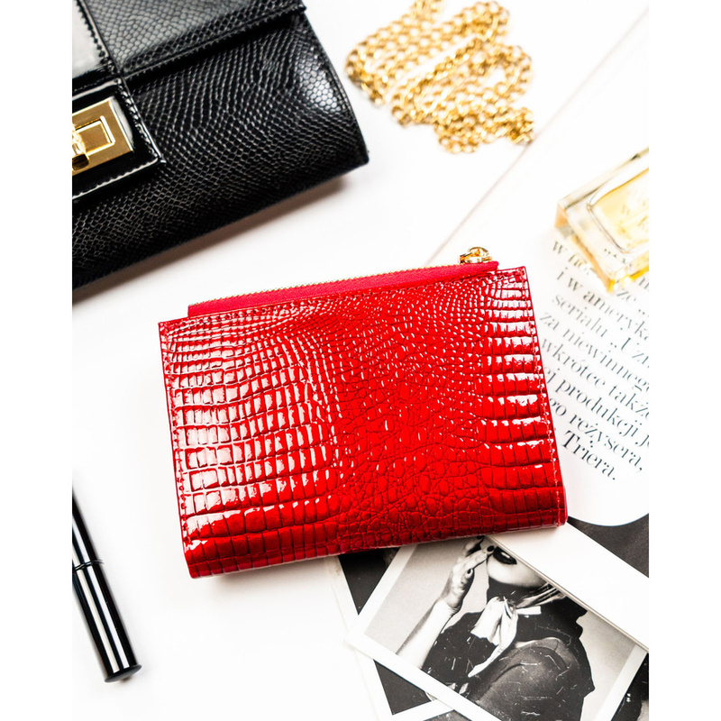 Poziomy, czerwony portfel damski ze skóry ekologicznej z tłoczeniem na wzór skóry krokodyla - Peterson