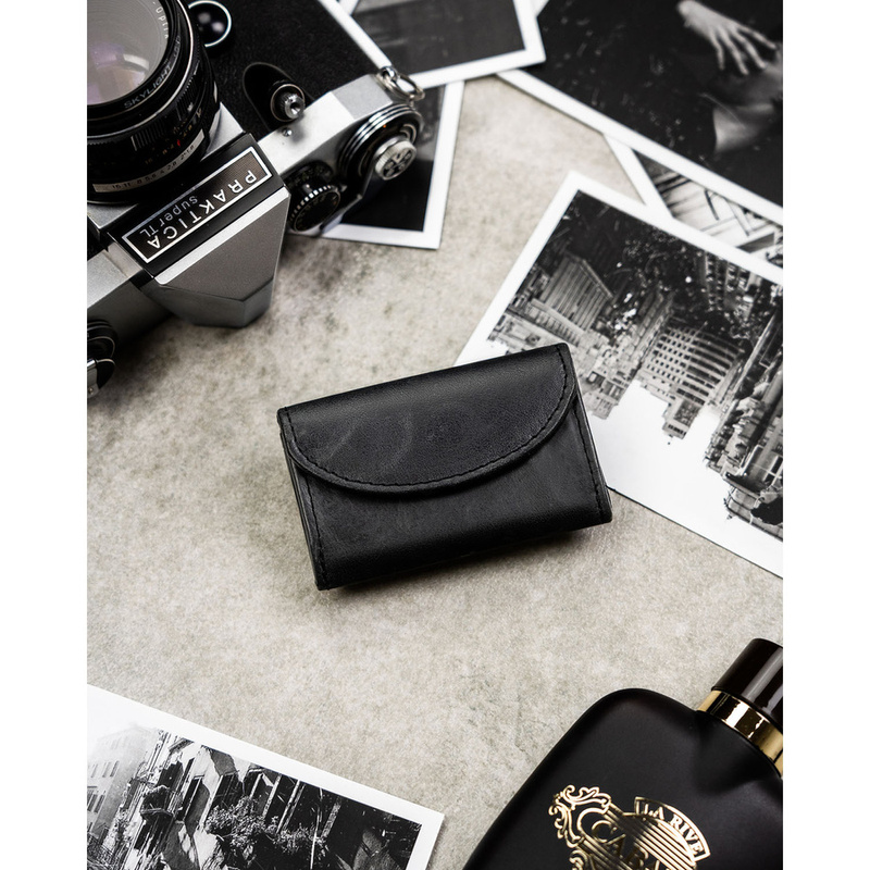 Skórzany portfel męski w czarnym kolorze wyposażony w system RFID - Rovicky