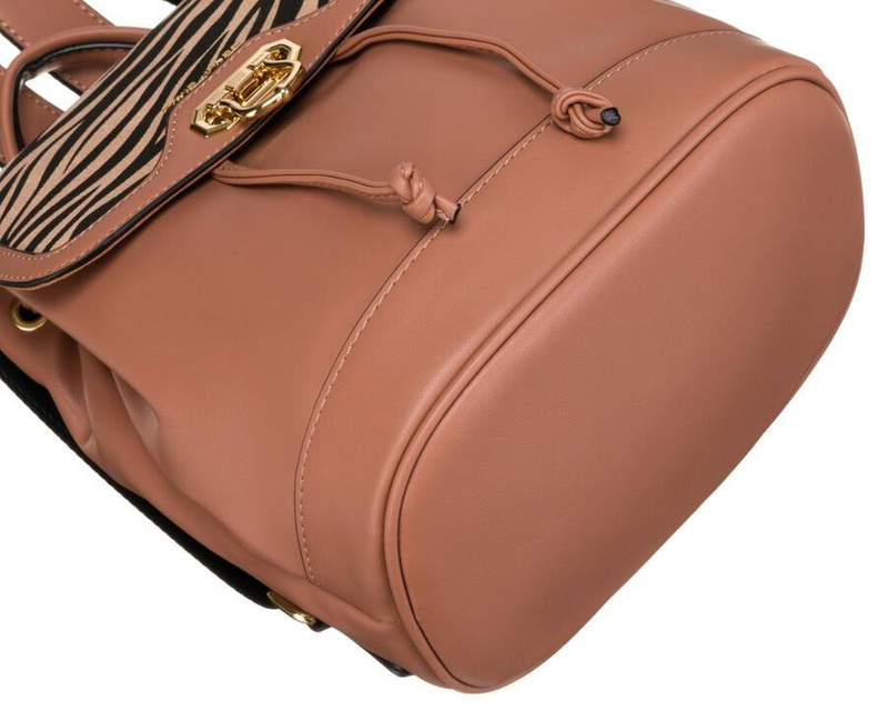 Miejski plecak damski z klapką wykonany ze skóry ekologicznej - David Jones