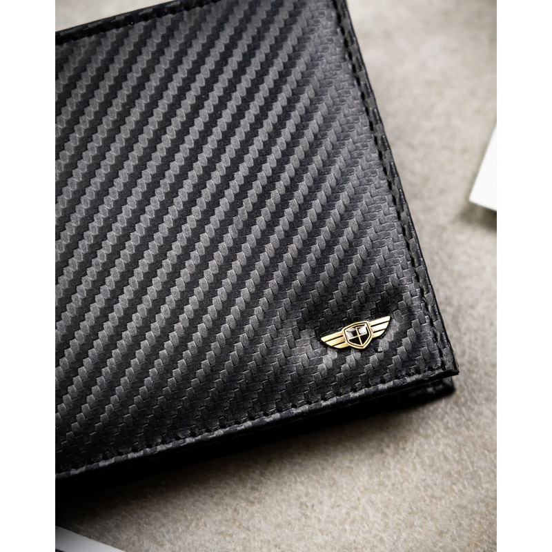 Duży portfel męski ze skóry naturalnej w czarnym kolorze bez zapięcia zewnętrznego, w zestawie z brelokiem - Peterson