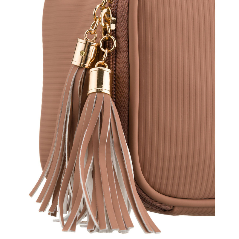 Jednokomorowa kosmetyczka z tkaniny syntetycznej w beżowym kolorze wyposażona praktyczny uchwyt - Peterson