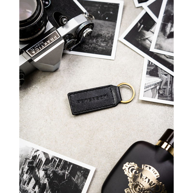 Poziomy portfel męski ze skóry naturalnej w czarnym kolorze w zestawie z brelokiem - Peterson