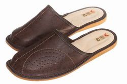 Pantofle męskie Wójciak, klin o wysokości 1,5 cm , staranne wykończenie. Model 259