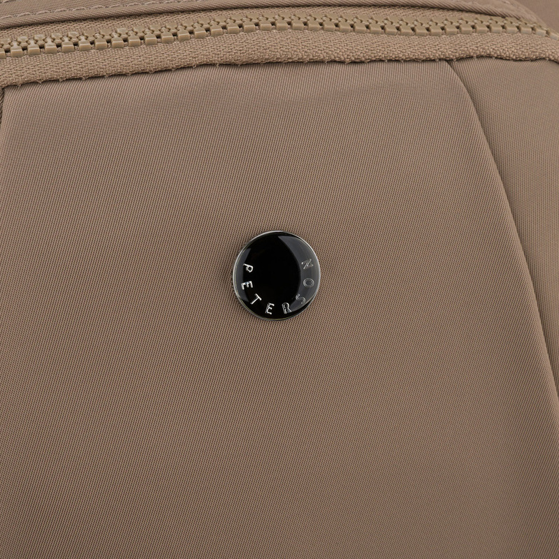 Beżowy plecak damski wykonany z poliestru, zawieszony na regulowanych szelkach - Peterson