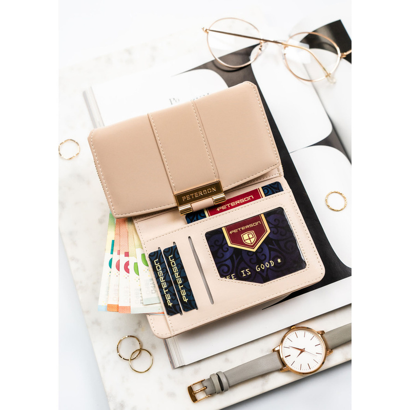 Beżowy portfel damski wykonany ze skóry ekologicznej o lekko prążkowanej fakturze, zamykany zatrzaskiem - Peterson