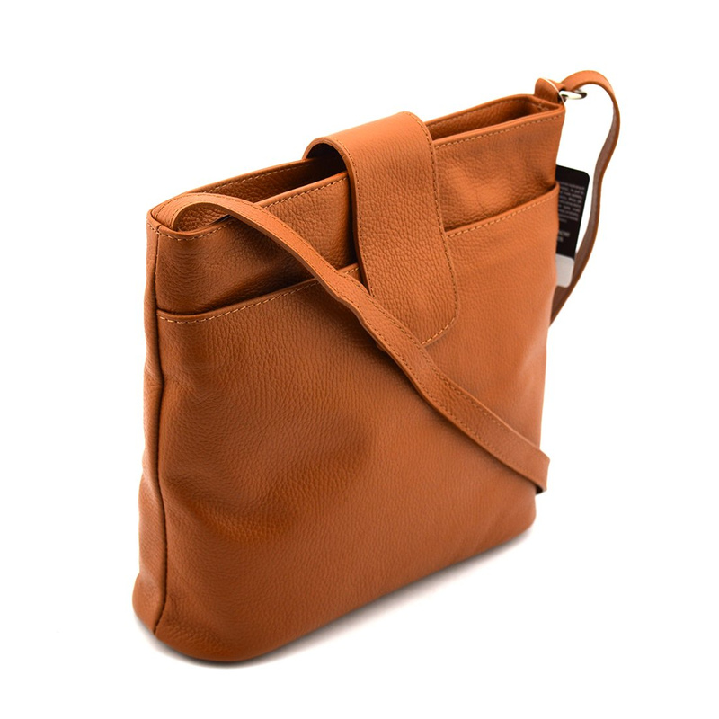 Skórzana damska listonoszka zapinana przez ramię