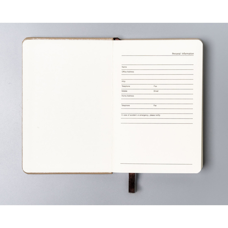 Beżowy notes w formacie A6 zadrukowany w kropki, wyposażony w gumkę zamykającą - Peterson