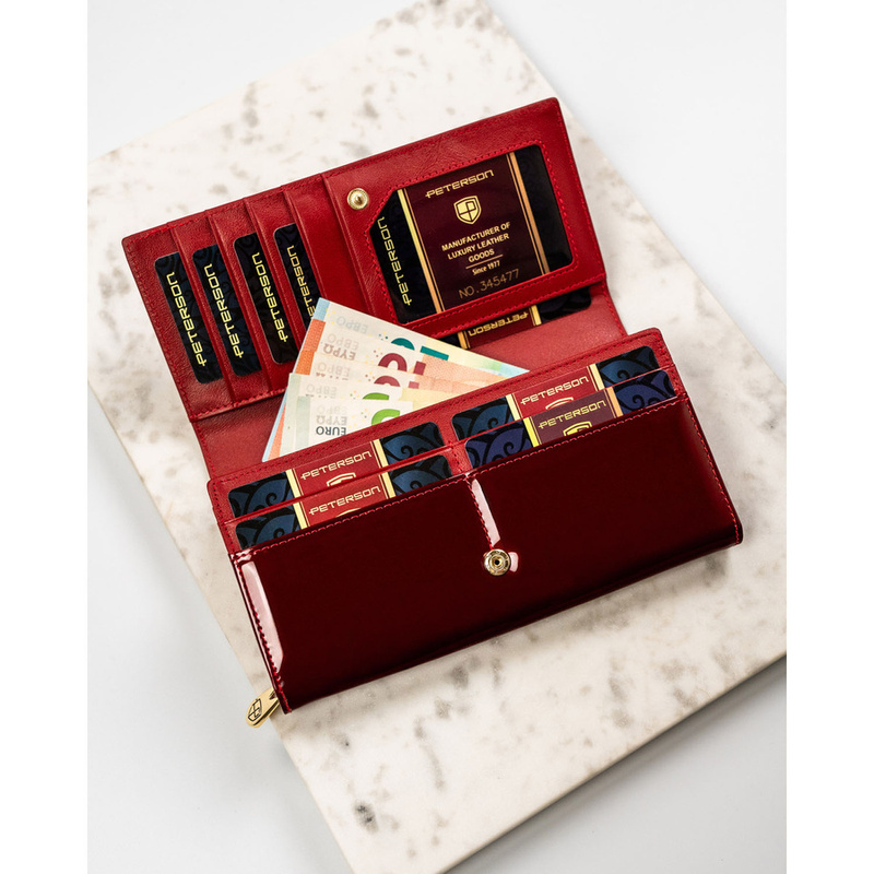 Portfel damski z lakierowanej skóry naturalnej w czerwonym kolorze wyposażony w system RFID - Peterson