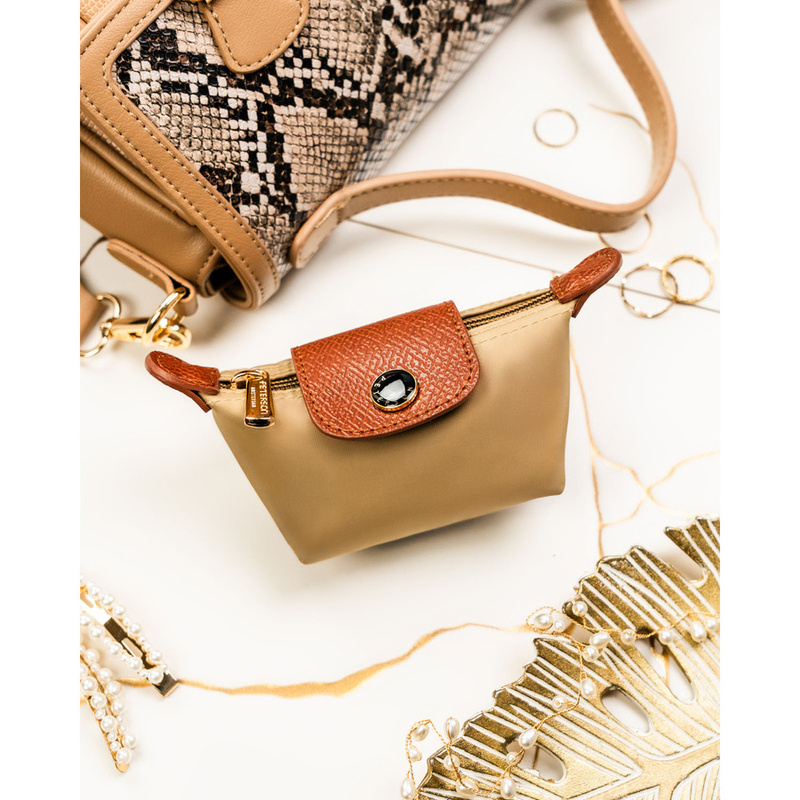 Etui na klucze wykonane z poliestru i skóry ekologicznej w ciemnobeżowym kolorze - Peterson