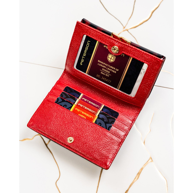 Średniej wielkości, lakierowany czerwony portfel damski wykonany ze skóry naturalnej i ekologicznej - Peterson