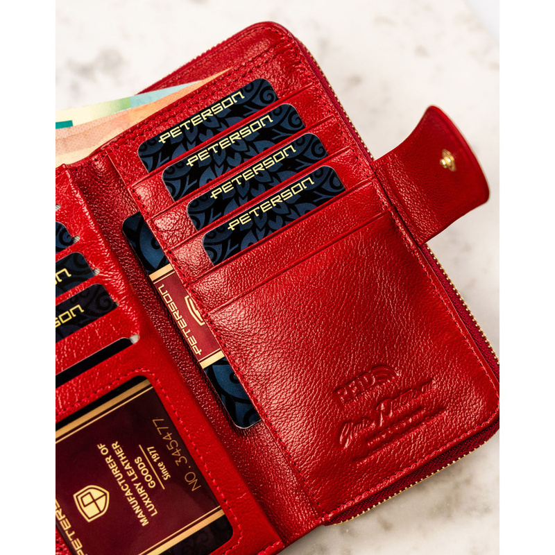 Pionowy portfel damski ze skóry naturalnej w czerwonym kolorze zamykany na zatrzask i suwak - Peterson