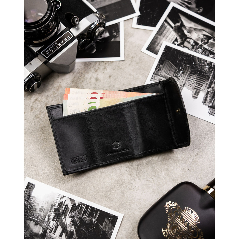 Skórzany portfel męski w czarnym kolorze wyposażony w system RFID - Rovicky