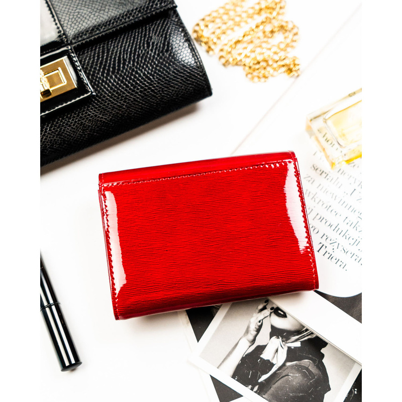 Czerwony portfel damski wykonany z lakierowanej skóry naturalnej, zamykany zatrzaskiem - Peterson