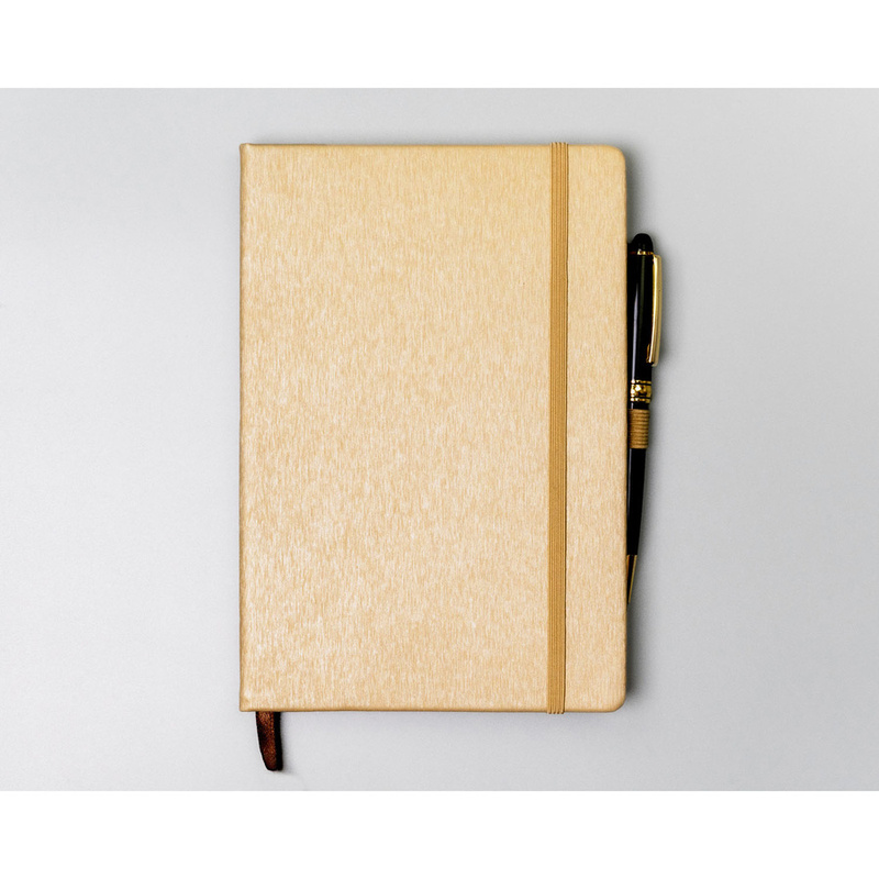 Beżowy notes w formacie A5 zadrukowany w kropki, wyposażony w gumkę zamykającą - Peterson