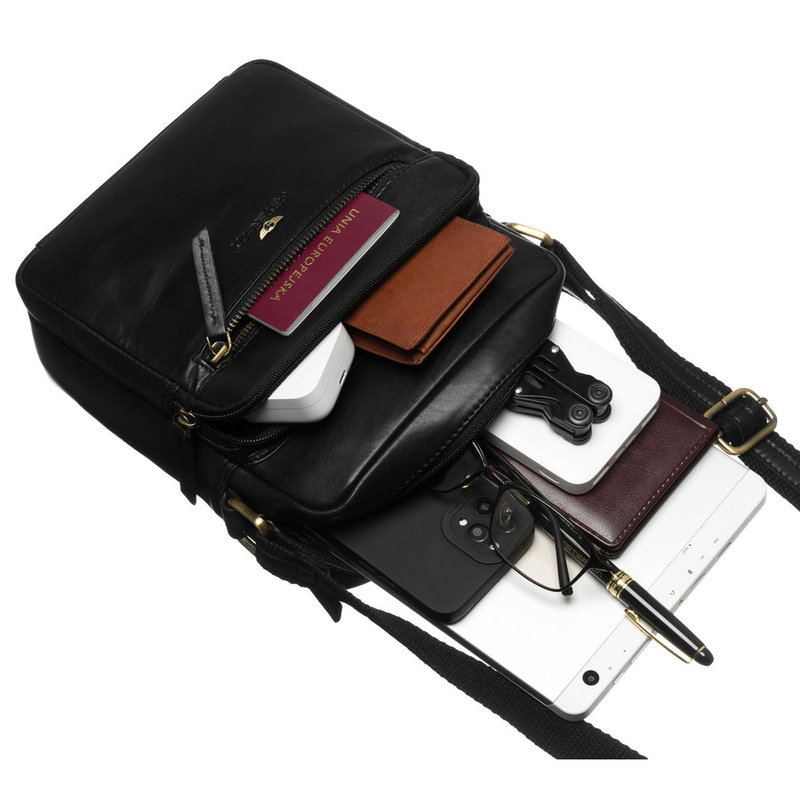 Miejska, czarna torba męska ze skóry naturalnej zawieszona na regulowanym pasku - Peterson