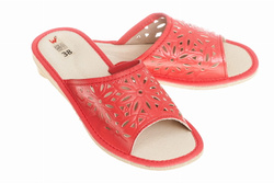 Pantofle damskie Wójciak, klin o wysokości 1,5 cm, wzór tłoczony. Model 078