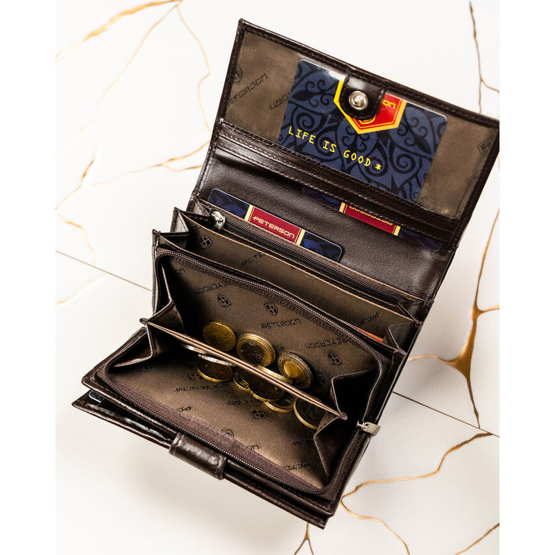 Brązowy portfel damski wykonany ze skóry naturalnej, zamykany na zatrzask - Peterson