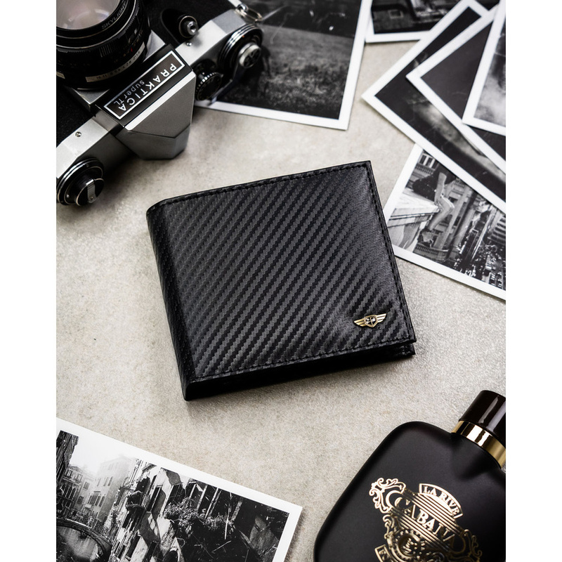 Duży portfel męski ze skóry naturalnej w czarnym kolorze bez zapięcia zewnętrznego, w zestawie z brelokiem - Peterson