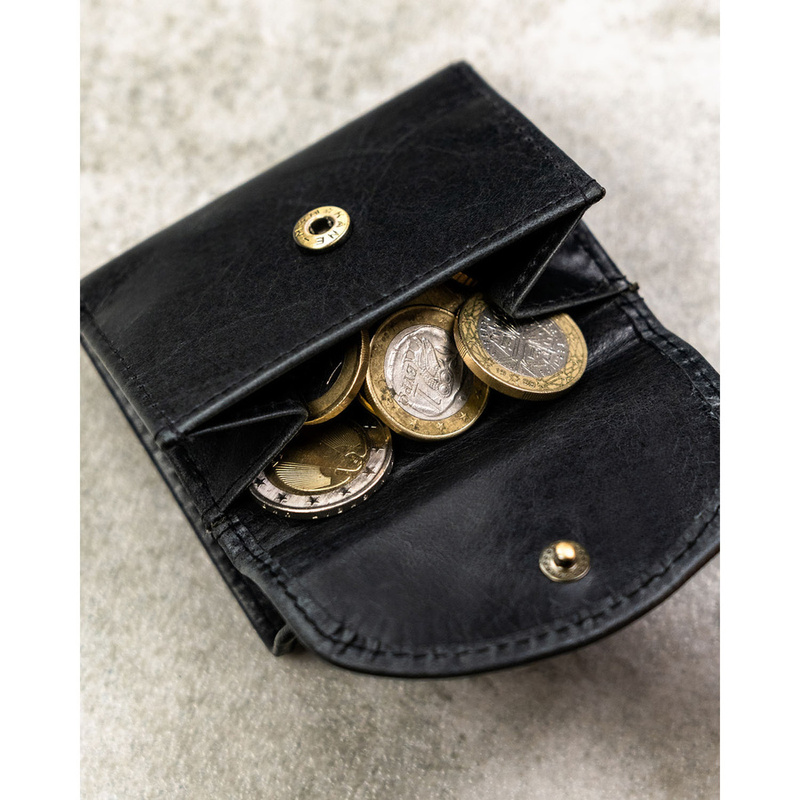 Mały, skórzany portfel męski w czarnym kolorze zamykany zatrzaskiem - Rovicky