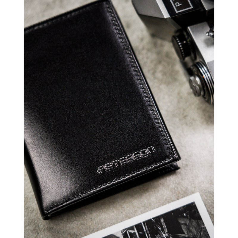 Zestaw prezentowy: skórzany, pionowy portfel męski w czarnym kolorze z systemem RFID i pasek ze skóry ekologicznej - Peterson