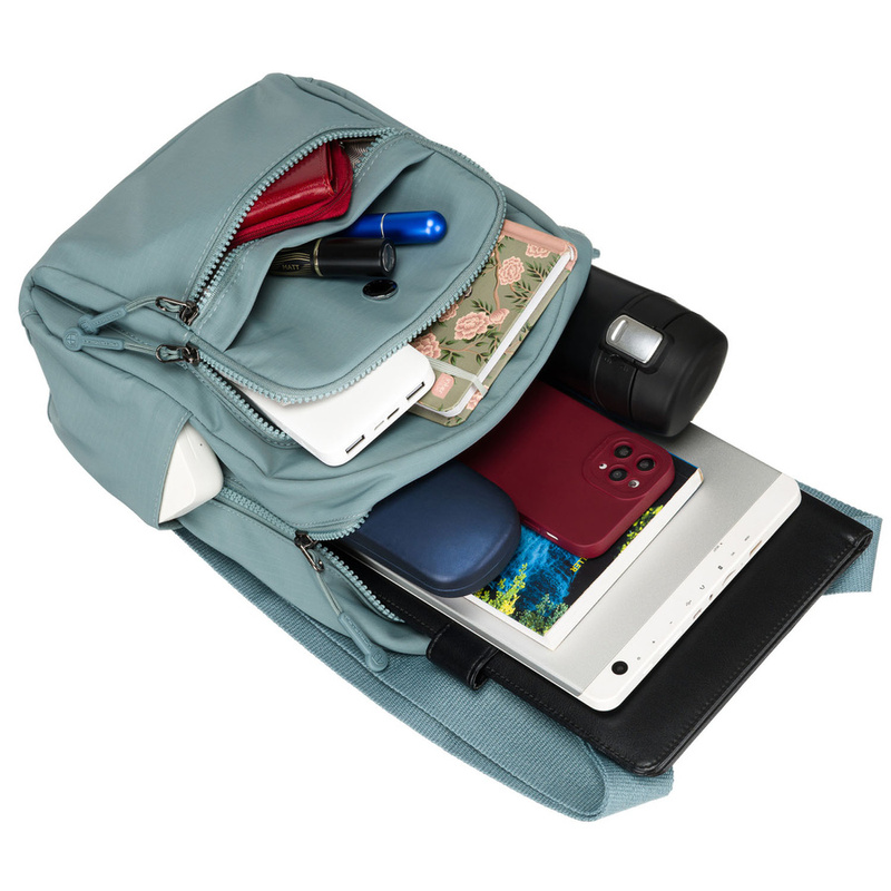 Niebieski, jednokomorowy plecak damski z poliestru wyposażony w osiem dodatkowych kieszeni - Peterson