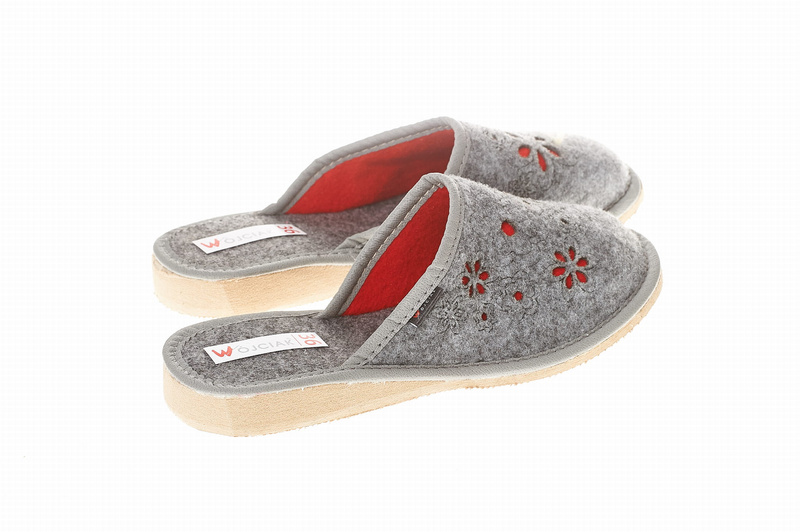 Wójciak Podhale damskie domowe kapcie filcowe kwiatowy haft zabudowane