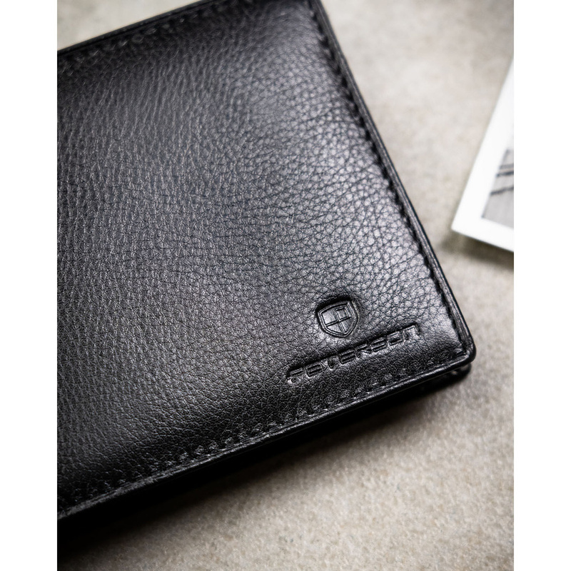 Poziomy, duży portfel męski ze skóry naturalnej w czarnym kolorze w zestawie z brelokiem - Peterson