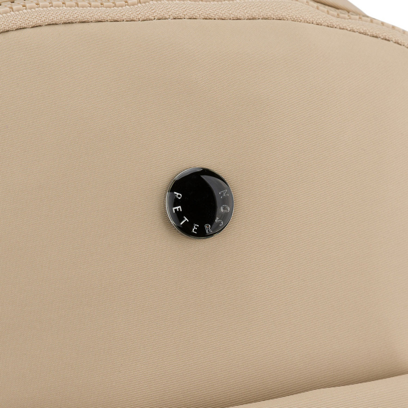 Mały plecak damski wykonany z poliestru w kolorze ecru, jednokomorowy z kieszenią zewnętrzną - Peterson