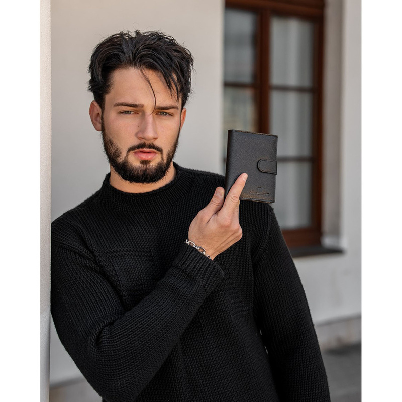 Zestaw prezentowy: skórzany, pionowy portfel męski w czarnym kolorze z systemem RFID i pasek ze skóry ekologicznej - Peterson