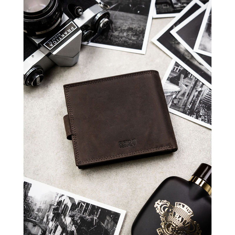 Poziomy portfel męski ze skóry naturalnej w brązowym kolorze zamykany na zatrzask, w zestawie z brelokiem - Peterson