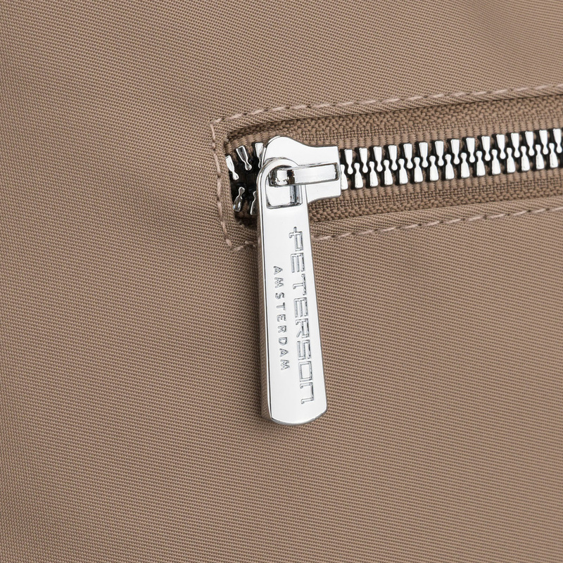 Beżowa listonoszka damska z poliestru i skóry ekologicznej wyposażona w kieszonkę zewnętrzną - Peterson