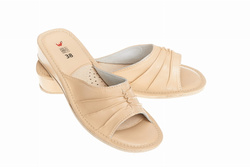 Pantofle damskie Wójciak, klin o wysokości 3,5 cm, wzór ręcznie robiony. Model 027