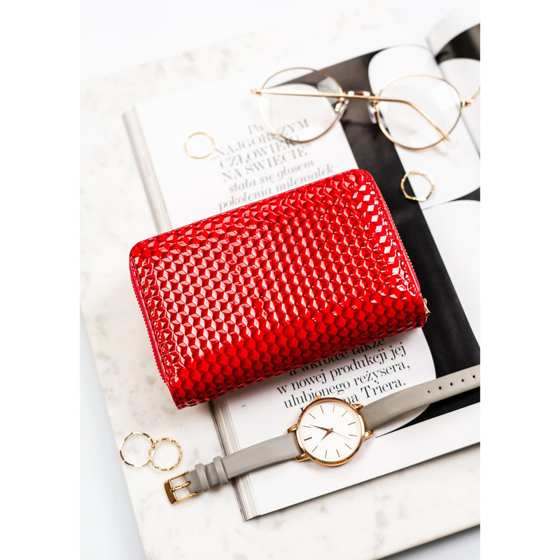 Czerwony, lakierowany portfel damski wykonany ze skóry ekologicznej o przestrzennej fakturze - Peterson