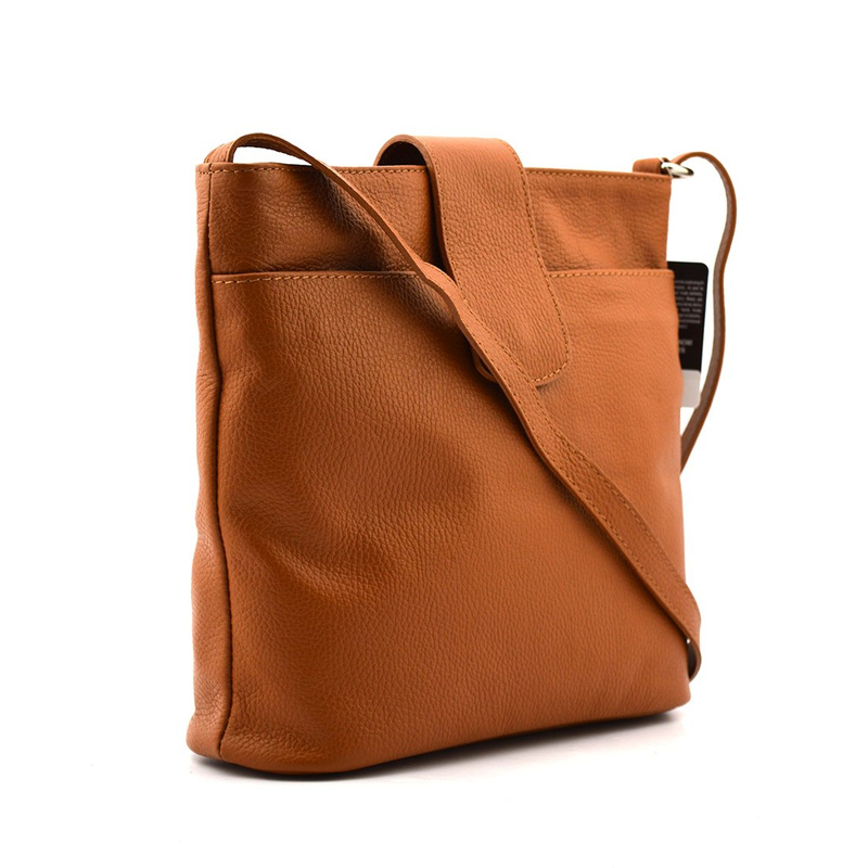 Skórzana damska listonoszka zapinana przez ramię