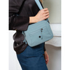 Praktyczna, niebieska listonoszka damska zawieszona na regulowanym pasku - Peterson