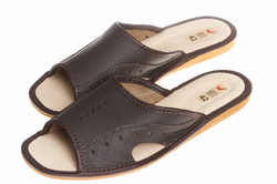 Pantofle męskie Wójciak, klin o wysokości 1,5 cm , wkładka ze skóry bydlęcej. Model 256