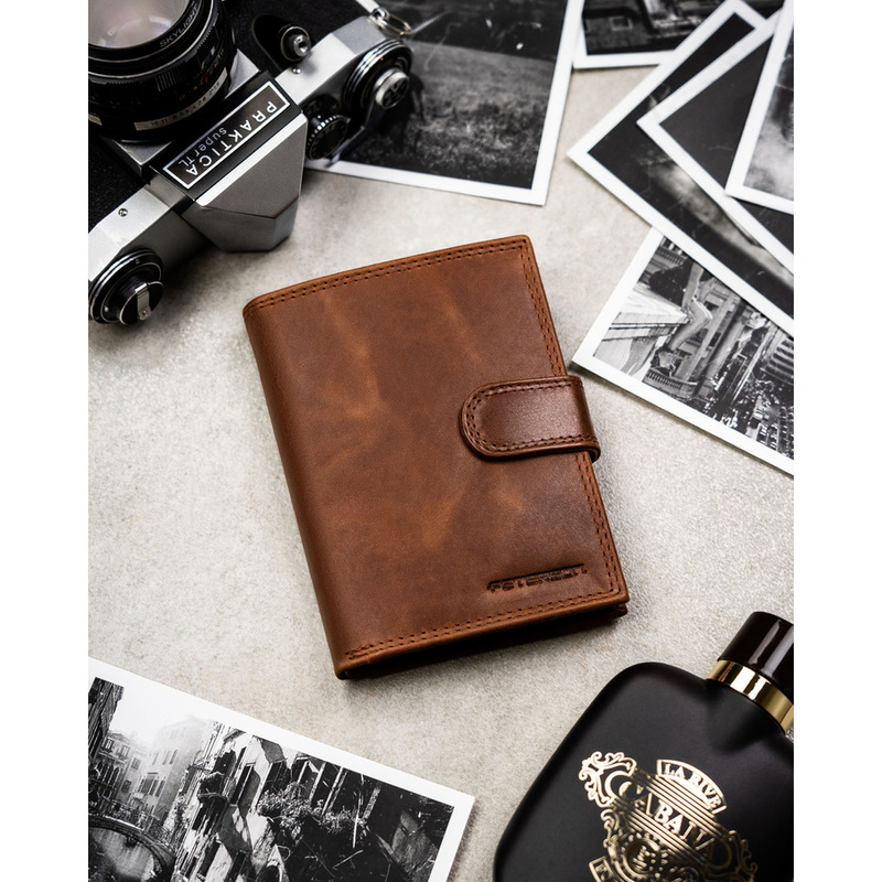 Pionowy portfel męski ze skóry naturalnej w brązowym kolorze zamykany na zatrzask - Peterson