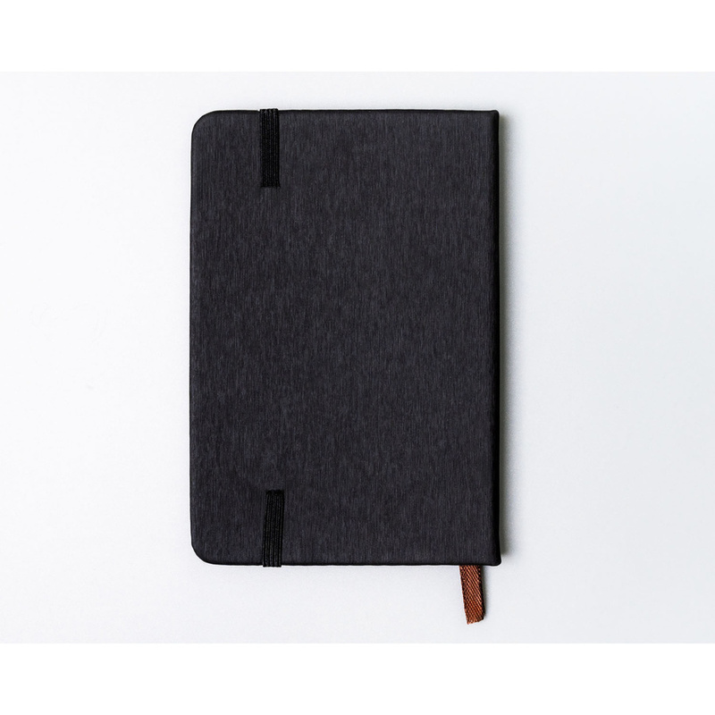 Czarny notes w formacie A6 zadrukowany w linie, wyposażony w gumkę zamykającą - Peterson