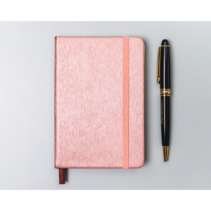 Notes w formacie A6 w różowym kolorze, zadrukowany w linie i wyposażony w gumkę zamykającą - Peterson