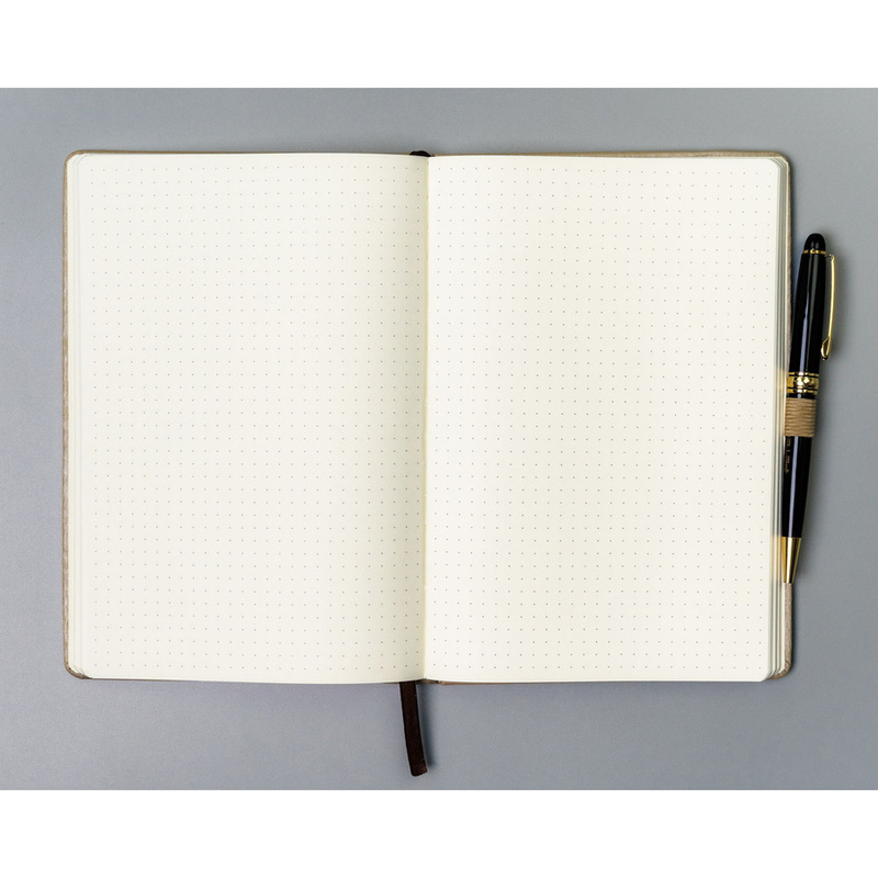 Beżowy notes w formacie A5 zadrukowany w kropki, wyposażony w gumkę zamykającą - Peterson
