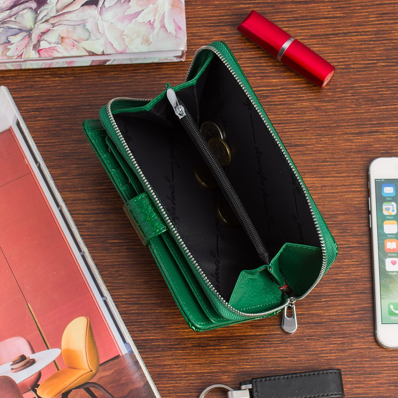 skórzany portfel damski lakierowany duży poziomy w piórka elegancki zielony Jennifer Jones E72