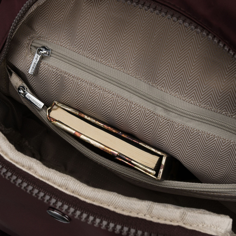 Mały, bordowy plecak damski wykonany z poliestru, wyposażony w dodatkowy pasek - Peterson