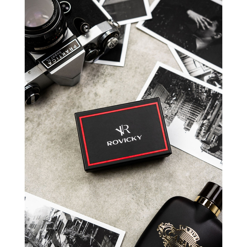 Mały, skórzany portfel męski w czarnym kolorze zamykany zatrzaskiem - Rovicky