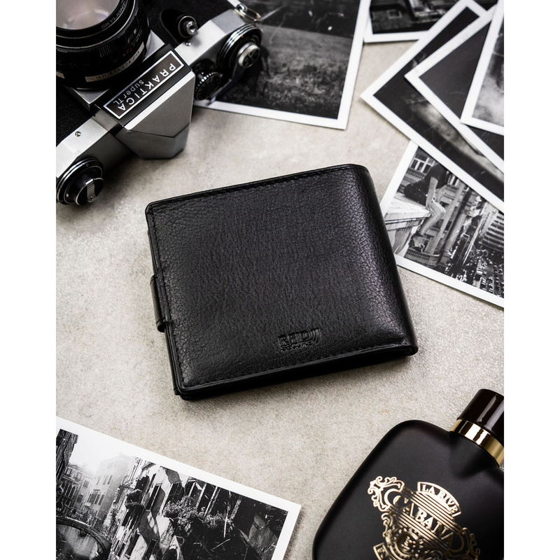 Poziomy, duży portfel męski ze skóry naturalnej w czarnym kolorze zamykany na zatrzask, w zestawie z brelokiem - Peterson