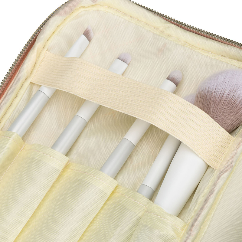 Różowa, pikowana kosmetyczka z tkaniny syntetycznej zamykana suwakiem - Peterson