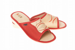 Pantofle damskie Wójciak, klin o wysokości 2,3 cm, wyszywany haft . Model 071