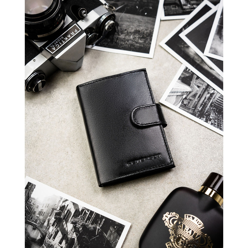 Elegancki portfel męski ze skóry naturalnej w czarnym kolorze zamykany zatrzaskiem, w zestawie z brelokiem - Peterson