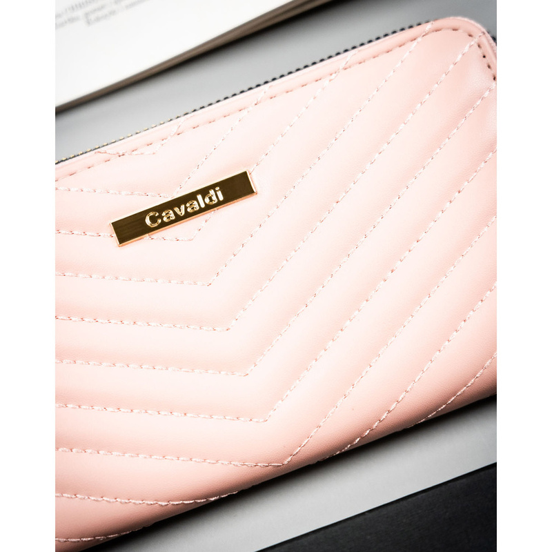 Różowy, duży portfel damski ze skóry ekologicznej w jodełkę zamykany suwakiem - 4U Cavaldi