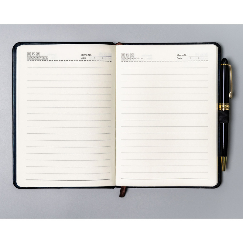 Czarny notes w formacie B6 zadrukowany w linie, wyposażony w pętelkę na długopis - Peterson