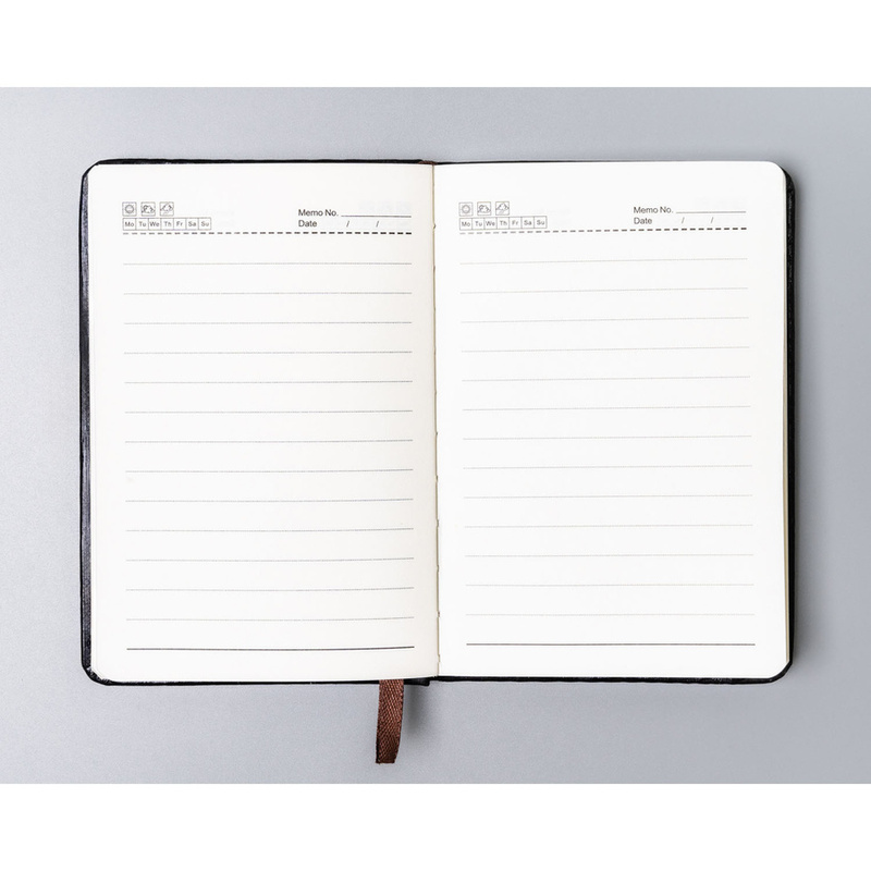 Czarny notes w formacie A6 zadrukowany w linie, wyposażony w gumkę zamykającą - Peterson